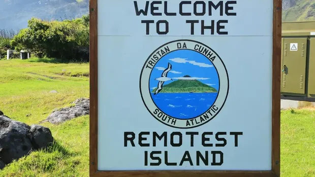 Tristan da Cunha adalah gugusan pulau di Samudra Atlantik Selatan yang menjadi rumah bagi pemukiman manusia paling terisolasi di dunia.