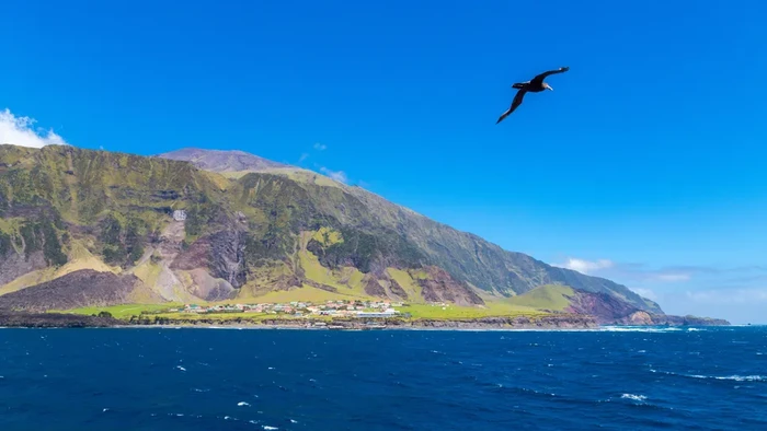 Tristan da Cunha adalah gugusan pulau di Samudra Atlantik Selatan yang menjadi rumah bagi pemukiman manusia paling terisolasi di dunia.
