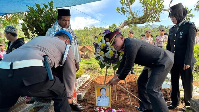 Upacara pemakaman Aipda Anumerta Andithya Munartono.