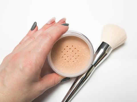 Wanita memakai loose powder Wanita memakai loose powder