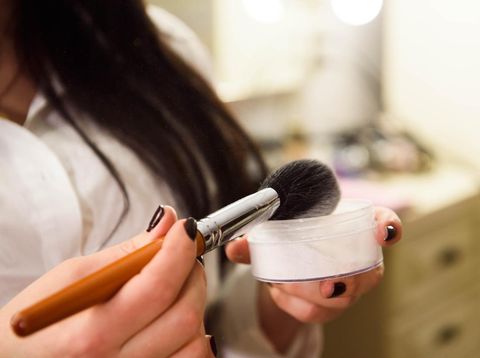 Wanita memakai loose powder