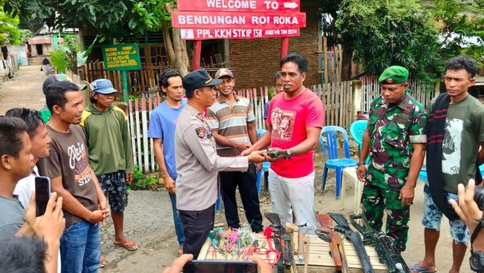 Warga Desa Roka, Kecamatan Belo, Kabupaten Bima, NTB, menyerahkan senpi rakitan dan panah kepada Kapolsek Belo, Iptu Zulkifli, Sabtu, (4/1/2025). (Dok. Polsek Belo)