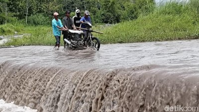 Warga  Lumajang Nekat Seberangi Derasnya Banjir Lahar Dingin Semeru
