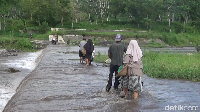 Seorang guru SDN Bades 06, Slamet, juga memilih melintasi sungai tersebut agar tidak terlambat ke sekolah.