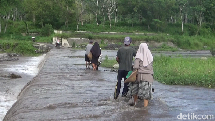 Warga Lumajang Nekat Seberangi Sungai Lahar Demi Aktivitas Sehari-Hari