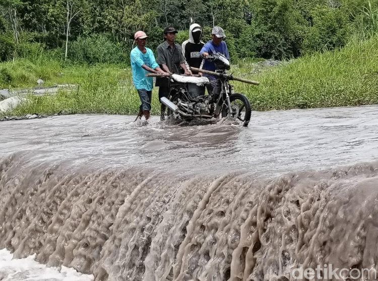 Warga  Lumajang Nekat Seberangi Derasnya Banjir Lahar Dingin Semeru