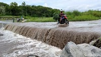 Warga nekat menyeberangi sungai karena jalur alternatif melalui jembatan memerlukan jarak tempuh hingga 5 kilometer.