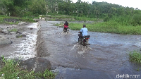 Warga menggunakan motor nekat menerobos banjir lahar dingin Semeru