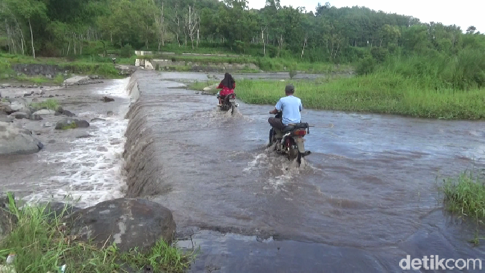 Warga Lumajang Nekat Seberangi Sungai Lahar Demi Aktivitas Sehari-Hari