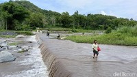 Meski berisiko terseret arus, sungai sepanjang 30 meter ini menjadi jalur utama aktivitas warga menuju ladang atau desa seberang.