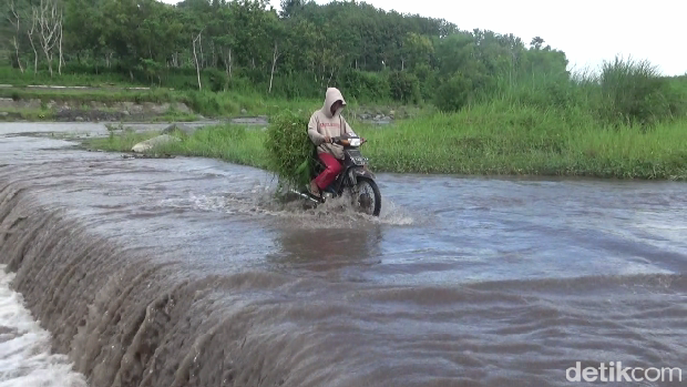 Warga Lumajang Nekat Seberangi Sungai Lahar Demi Aktivitas Sehari-Hari