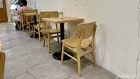 Kafenya tidak terlalu luas, hanya ada beberapa kursi di area indoor dan outdoor. Kafenya didominasi warna coklat dan krem. Foto: detikcom/Riska Fitria