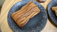 Menikmati kopi ini cocok dipadukan dengan Pain Suisse seharga Rp 29.000 yang renyah dengan isian cokelat dan keju. Foto: detikcom/Riska Fitria