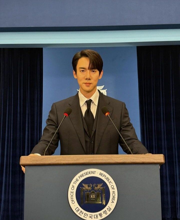 Yoo Yeon Seok sebagai Baek Sa Eon di drama  When The Phone Rings