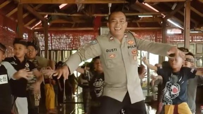 Aiptu Gusti ajarkan kesenian ke warga Klungkung Bali