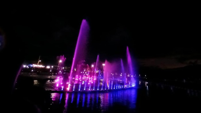 Air menari di Danau Toba. (Nizar Aldi/detikSumut)