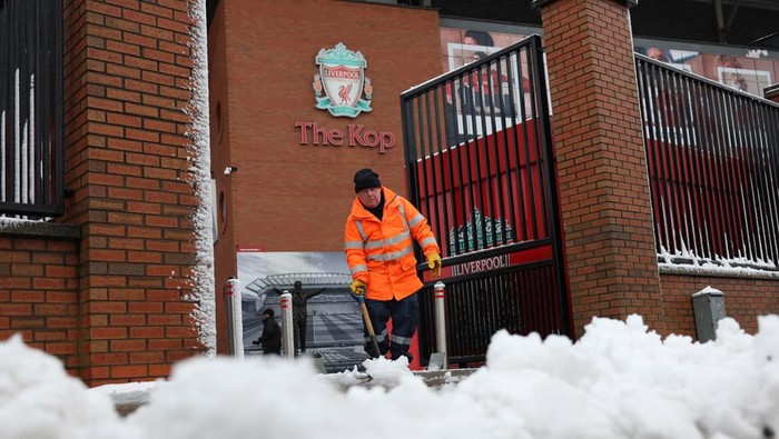 Soccer Football - Premier League - Liverpool v Manchester United - Anfield, Liverpool, Britain - January 5, 2025 A worker clears snow outside the stadium before the match REUTERS/Phil Noble EDITORIAL USE ONLY. NO USE WITH UNAUTHORIZED AUDIO, VIDEO, DATA, FIXTURE LISTS, CLUB/LEAGUE LOGOS OR LIVE SERVICES. ONLINE IN-MATCH USE LIMITED TO 120 IMAGES, NO VIDEO EMULATION. NO USE IN BETTING, GAMES OR SINGLE CLUB/LEAGUE/PLAYER PUBLICATIONS. PLEASE CONTACT YOUR ACCOUNT REPRESENTATIVE FOR FURTHER DETAILS..