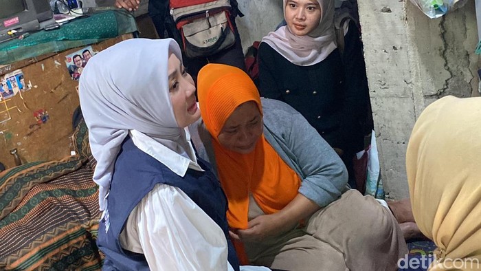Anggota DPR RI Komisi VIII Atalia Praratya saat berkunjung ke rumah gadis disabilitas yang menjadi korban pemerkosaan