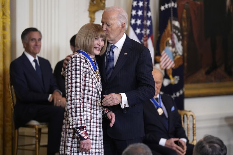 Anna Wintour dan Joe Biden President Joe Biden, right, kisses Anna Wintour after presenting Wintour with the Presidential Medal of Freedom, the Nation's highest civilian honor, in the East Room of the White House, Saturday, Jan. 4, 2025, in Washington. (AP Photo/Manuel Balce Ceneta)