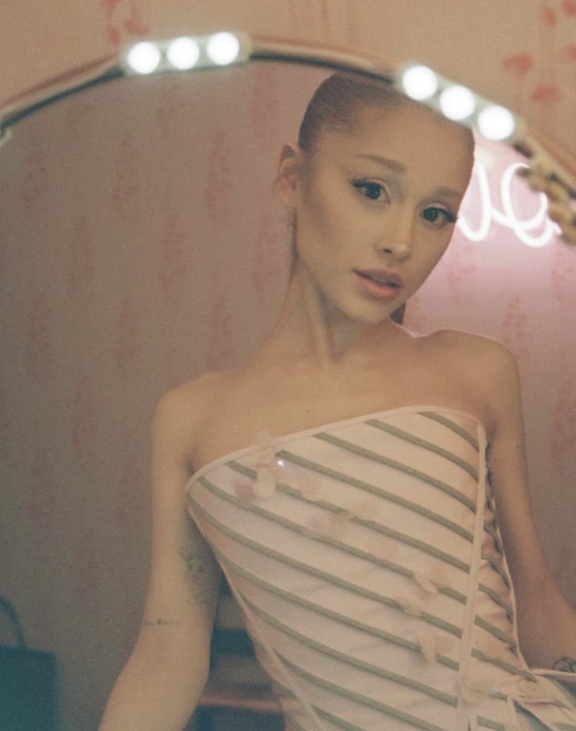 Banyak penggemar yang menganggap penampilan alis blonde Ariana itu terlihat aneh. Namun, Ariana justru merasa lebih percaya diri dengan gaya baru ini. Makeup Glinda benar-benar membuat saya mengubah seluruh penampilan dan hubungan saya dengan makeup, kata wanita 31 tahun itu. Foto: dok. Instagram @arianagrande