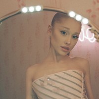 Banyak penggemar yang menganggap penampilan alis blonde Ariana itu terlihat aneh. Namun, Ariana justru merasa lebih percaya diri dengan gaya baru ini. Makeup Glinda benar-benar membuat saya mengubah seluruh penampilan dan hubungan saya dengan makeup, kata wanita 31 tahun itu. Foto: dok. Instagram @arianagrande