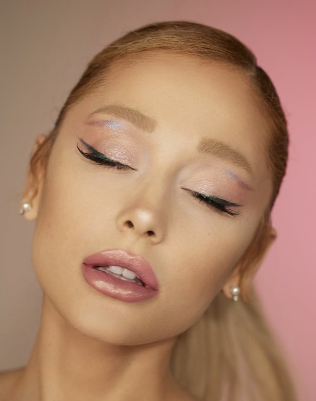 Arina pun menyebut penampilannya dengan alis gelap membuatnya mirip alien. “Ketika saya melihat alis gelap pada diri saya, rasanya seperti melihat alien. Itu sangat menarik… Jadi, [sekarang] saya berada di tengah-tengah, tetapi saya berencana untuk terus menjaga alis pirang ini untuk waktu yang lama. Foto: dok. Instagram @arianagrande