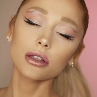 Arina pun menyebut penampilannya dengan alis gelap membuatnya mirip alien. “Ketika saya melihat alis gelap pada diri saya, rasanya seperti melihat alien. Itu sangat menarik… Jadi, [sekarang] saya berada di tengah-tengah, tetapi saya berencana untuk terus menjaga alis pirang ini untuk waktu yang lama. Foto: dok. Instagram @arianagrande