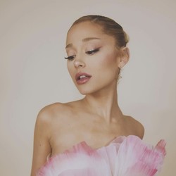 Ariana Grande Positif COVID-19 di Tengah Tur Promosi Wicked: For Good