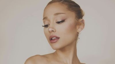 Ariana Grande Positif COVID-19 di Tengah Tur Promosi Wicked: For Good