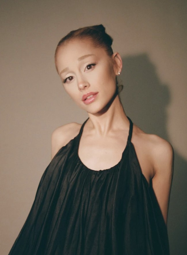 Perubahan tersebut tidak hanya berdampak pada penampilannya selama syuting. Hingga kini, Ariana memilih untuk tetap menjaga alisnya dalam warna blonde. Foto: dok. Instagram @arianagrande