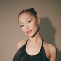 Perubahan tersebut tidak hanya berdampak pada penampilannya selama syuting. Hingga kini, Ariana memilih untuk tetap menjaga alisnya dalam warna blonde. Foto: dok. Instagram @arianagrande