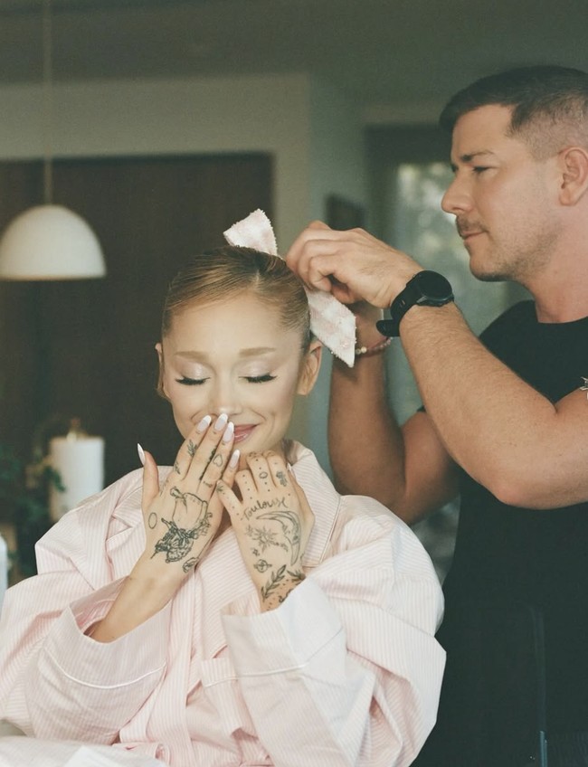 Ariana Grande mengaku bahwa transformasi besar untuk perannya sebagai Glinda dalam film musikal Wicked sangat memengaruhi penampilannya, termasuk bleaching alis. Ariana merasa tampilan ini benar-benar membantunya masuk ke dalam karakter hingga dia nyaman dengan alis bleaching-nya itu. Foto: dok. Instagram @arianagrande