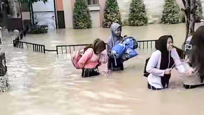 Penampakan banjir yang melanda Desa Sumberadi, Kebumen, pada Minggu (5/1/2025).