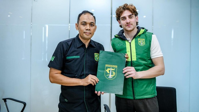 Dejan Tumbas saat diperkenalkan sebagai pemain baru Persebaya