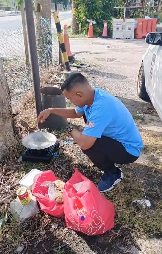 Demi Pengobatan Ayah, Pria Ini Rela Masak di Halaman Rumah Sakit