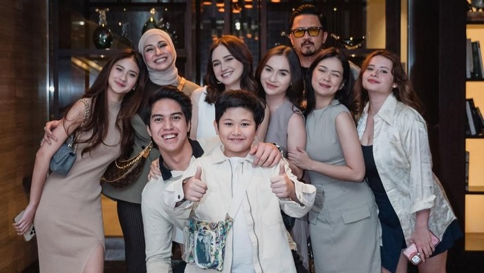 Deswita Maharani dan geng mermaid