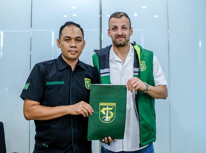 Dime Dimov saat diperkenalkan sebagai pemain baru Persebaya Surabaya