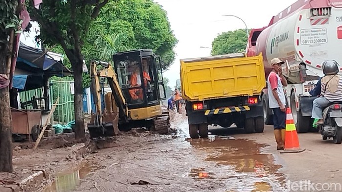 Ekskavator untuk membersihkan material banjir di Kecamatan Rengel Tuban.