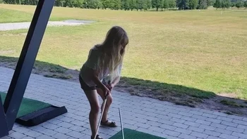 Gadis ini mengayunkan stick golf-nya saat difoto sehingga terlihat seperti ada dua stick. Foto: via BrightSide