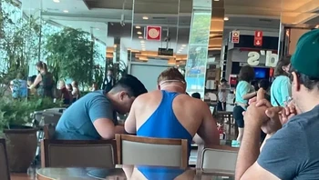 Pria kaus biru terlihat punya badan yang panjang. Foto: via BrightSide