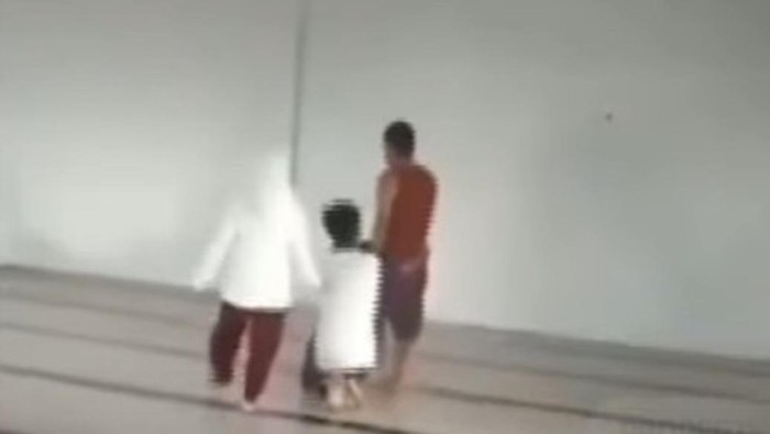 Oknum guru honorer SMP berinisial A (28) di Kabupaten Gowa, Sulawesi Selatan (Sulsel) digerebek diduga sedang berbuat mesum dengan seorang siswi berusia 14 tahun di sebuah masjid.