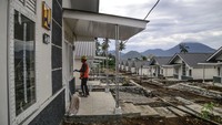 Sebanyak 49 unit rumah hunian tetap dan satu musala itu dibangun di atas lahan seluas 2,6 hektare. 