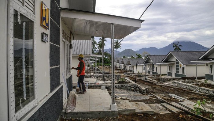 Hampir Rampung, Begini Potret Huntap untuk Korban Banjir Rua Pembangunan rumah hunian tetap (huntap) untuk korban banjir bandang di Rua, Ternate, sudah hampir rampung. Saat ini progres pembangunan telah mencapai 99 persen.