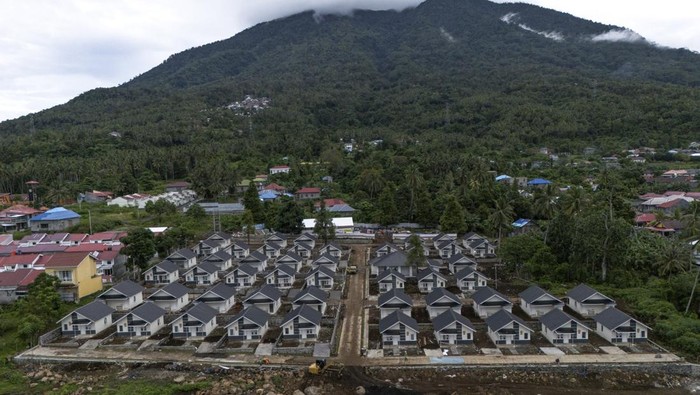 Hampir Rampung, Begini Potret Huntap untuk Korban Banjir Rua Pembangunan rumah hunian tetap (huntap) untuk korban banjir bandang di Rua, Ternate, sudah hampir rampung. Saat ini progres pembangunan telah mencapai 99 persen.