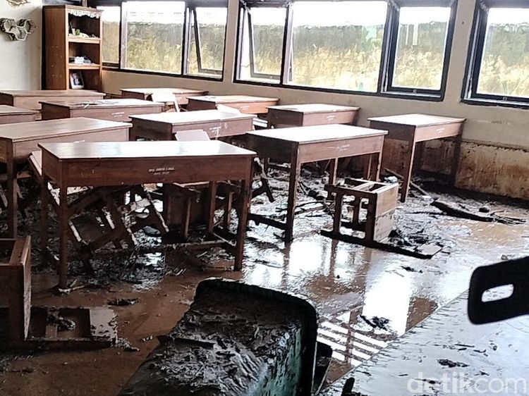 Banjir Bandang Terjang 3 Desa Rengel Tuban Sisakan Lumpur di Mana-mana
