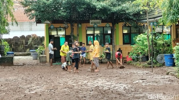 Imbas banjir bandang di Kecamatan Rengel, Tuban.
