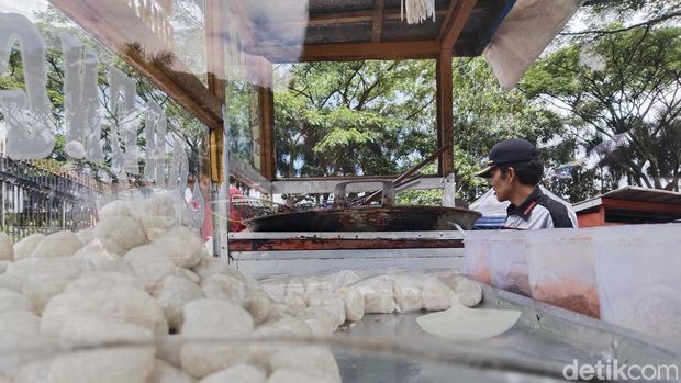 Iwan, pedagang cimol di Monju Bandung