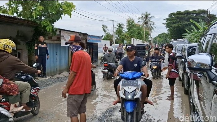 Jalan yang amblas di Kecamatan Gandus, Palembang, akan dibangun jalan layang