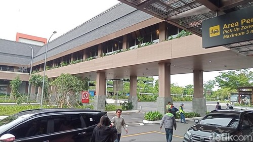 Penampakan JPO Terminal Domestik Bandara Internasional I Gusti Ngurah Rai, Minggu (5/1/2025). (Aryo Mahendro/detikBali).