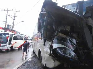 Bus Sinar Jaya Seruduk Mikrobus dari Belakang di Purwokerto, 4 Terluka